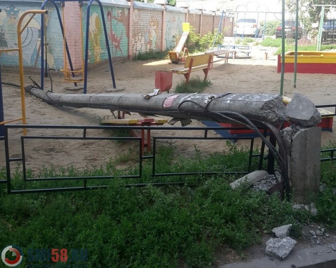 На улице Калинина фонарный столб рухнул на детскую площадку