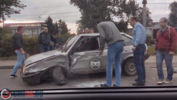 ВАЗ остался без колеса и стекла после массового ДТП на Пензе-III