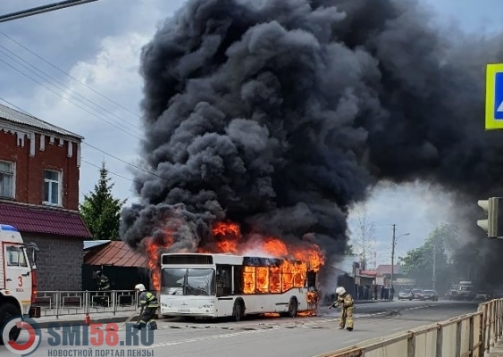 Горящий автобус в Пензе тушат восемь пожарных