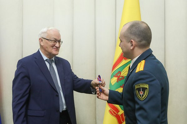 В Пензе сотрудникам МЧС вручили ключи от служебных квартир