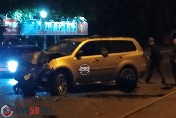 Уходивший от погони внедорожник снес столб и врезался в «Яндекс.Такси» в Пензе