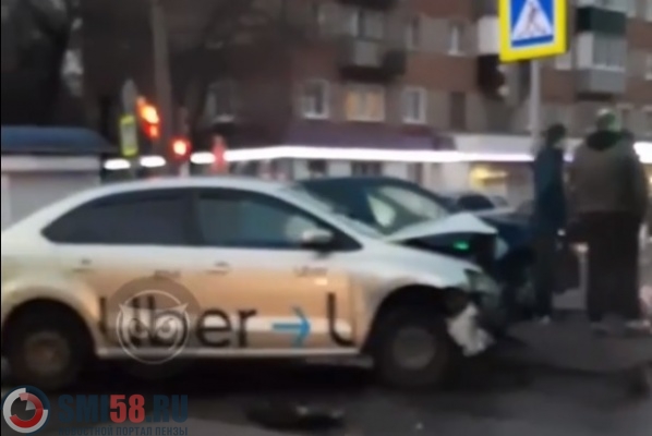 Девушку увезли в больницу после ДТП с участием такси в Пензе