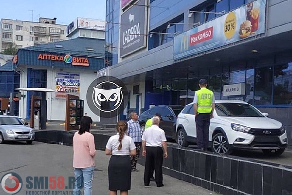 В Пензе спецслужбы оцепили торговый центр «Суворовский»
