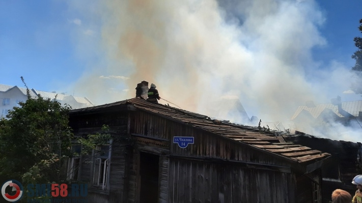 Появились фотографии с места пожара на улице Чкалова в Пензе