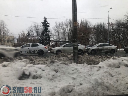 Три автомобиля собрались в «паровозик» на улице Измайлова в Пензе