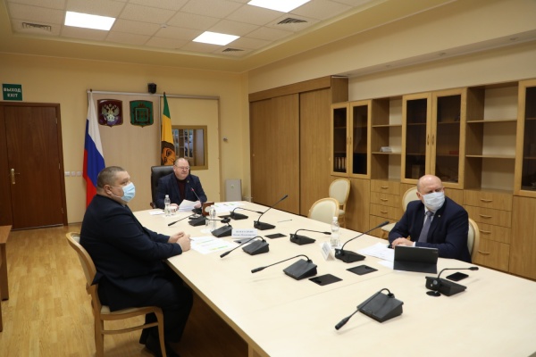 В Вазерках многоквартирный барак частично остался без крыши из-за снега