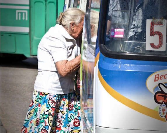pensionerka-slomala-rebra-v-avtobuse