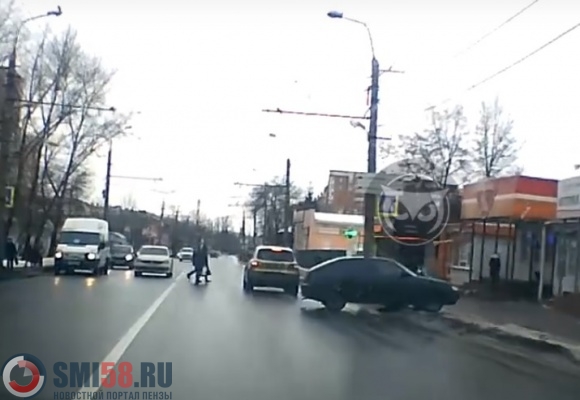v-penze-voditel-predprinyal-otchayannyy-manevr-pered-peshekhodnym-perekhodom