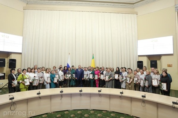 Пензенцев наградили за организацию приема детей из Белгородской области