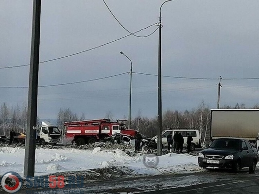 На трассе под Пензой столкнулись микроавтобус и ВАЗ 2112