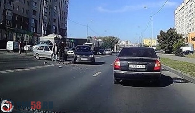 На улице Антонова в Пензе автомобиль вылетел на встречку после ДТП
