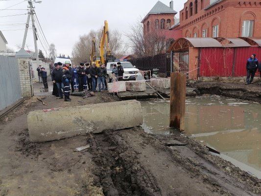 Спасатели делятся кадрами с места гибели мужчины в котловане на улице Серпуховской в Пензе