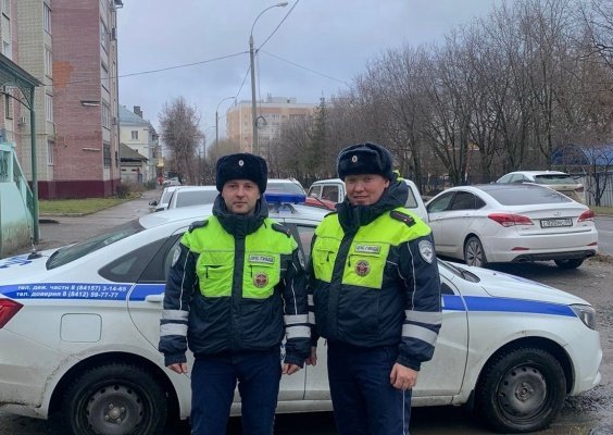 В Кузнецке сотрудники ДПС помогли автоледи с проколотым колесом