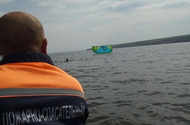 На Сурском водохранилище спасли кайтсерфингиста
