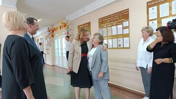 zamministra-prosveshcheniya-rf-posetila-svoyu-shkolu-v-penze