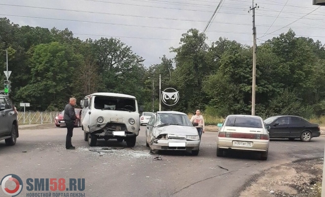 Буханка с красным крестом смяла ВАЗ на дублере улицы Окружной в Пензе