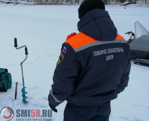 Пензенским спасателям пришлось экстренно увозить рыбака со льда Суры