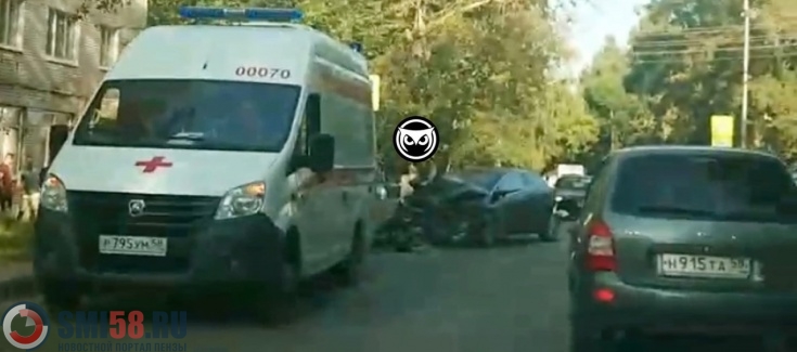 К месту ДТП на улице Пушанина в Пензе прибыла скорая помощь