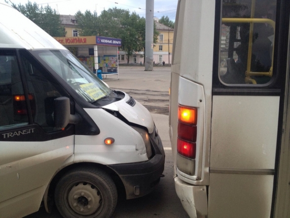 na-ostanovke-marshrutka-vletela-v-avtobus