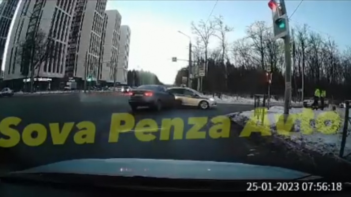 В Пензе иномарка протаранила автомобиль ДПС