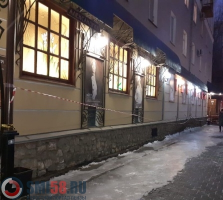 После падения наледи с крыши дома в центре Пензы возбуждено уголовное дело