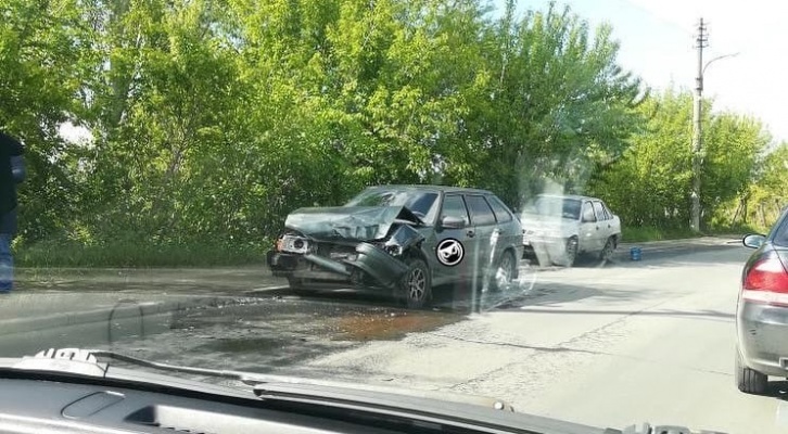 ВАЗ остался без бампера и капота в ДТП на улице Свободы в Пензе