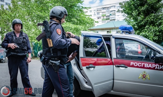 В Пензе пьяный посетитель магазина разбил витрину