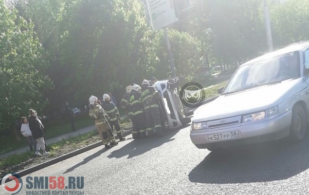 На проспекте Строителей в Пензе автомобиль перевернулся на бок