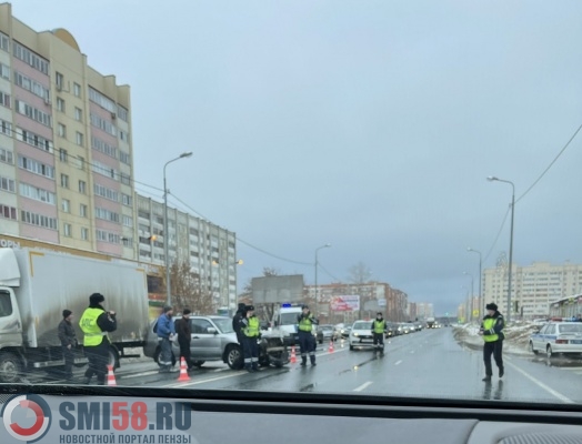 Очевидцы сообщают о мертвом человеке во внедорожнике на улице Антонова в Пензе