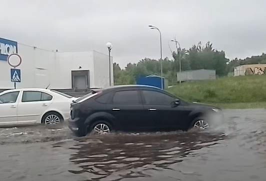 В Пензе затопило дорогу между двумя ТЦ
