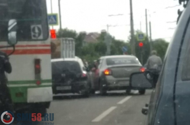 ДТП на перекрестке спровоцировало затор на улице Чаадаева