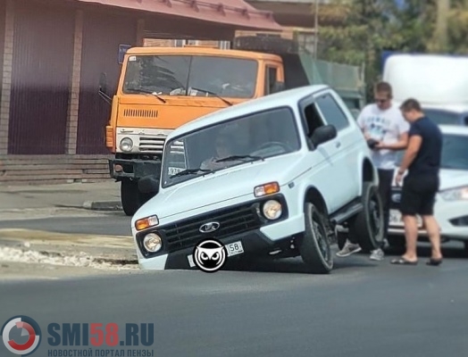На улице Урицкого в Пензе внедорожник угодил в провал в асфальте