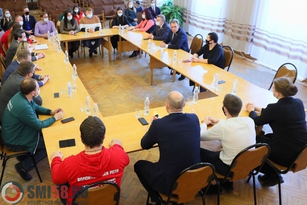 penzenskie-volontery-budut-obedat-v-zaksobranii-i-besplatno-zapravlyat-avtomobili