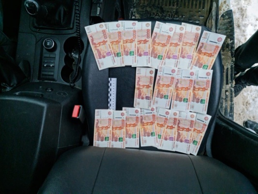 v-kuznetskom-rayone-rassleduyut-delo-o-popytke-dat-vzyatku-v-100-tys-rub-inspektoru-dps