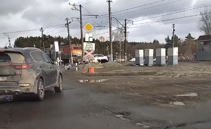 В Пензе автомобиль едва не попал под поезд на железнодорожном переезде