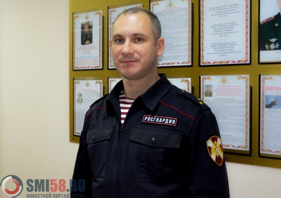 v-penze-rosgvardeets-ubereg-pensionerku-ot-perevoda-deneg-moshennikam