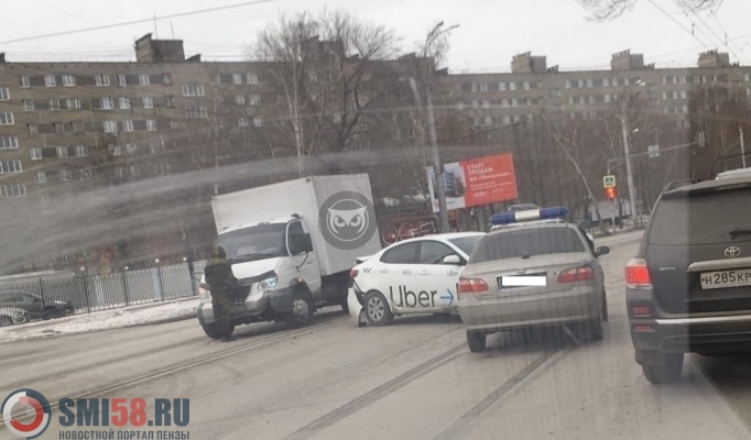 В Пензе автомобиль полиции попал в тройное ДТП