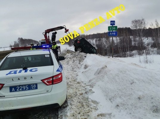 В Бессоновском районе инспекторы ДПС помогли людям из улетевшей в кювет машины