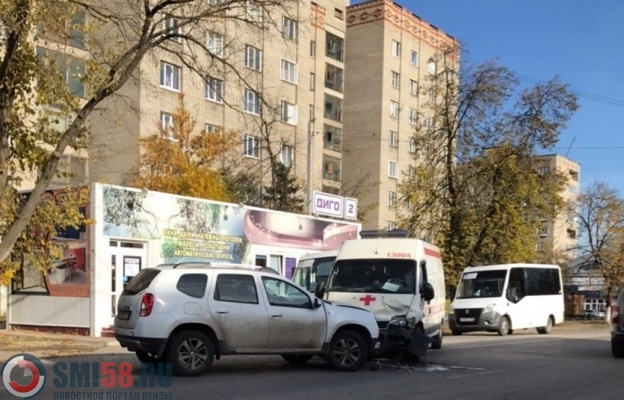 v-kuznetske-proizoshlo-dtp-s-inomarkoy-i-mashinoy-skoroy