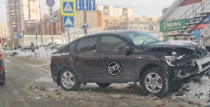 В пензенском Спутнике иномарка «взлетела» на сугроб после ДТП