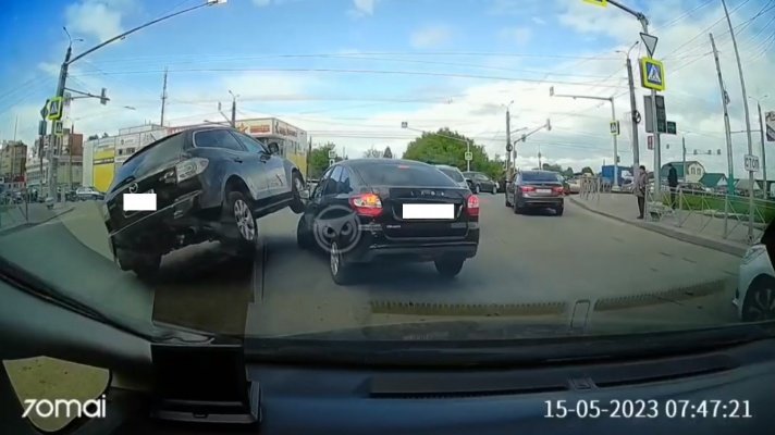 На Петровской улице в Пензе внедорожник проехался по торопливой «Ладе»