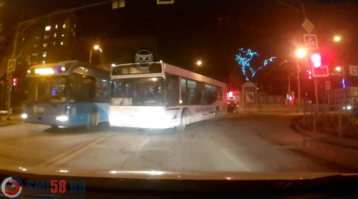 В Пензе водитель автобуса № 82с создал аварийную ситуацию на перекрестке
