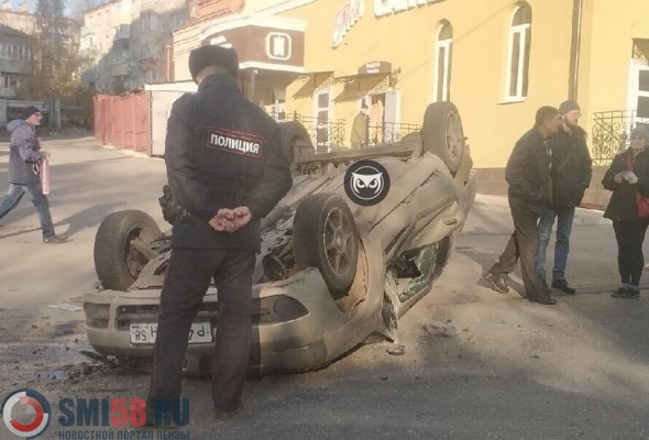В Пензе иномарка перевернулась на крышу на улице Калинина