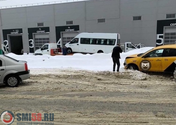 Такси застряло в сугробе после ДТП на улице Воронова в Пензе