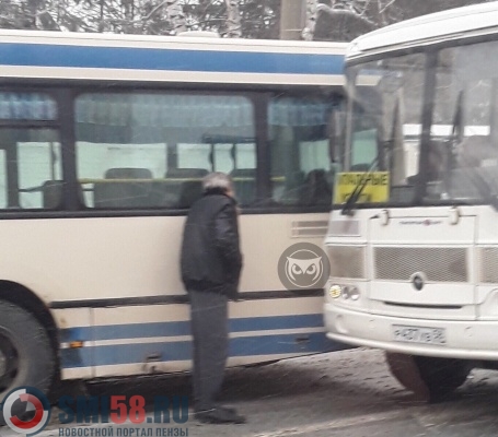 Столкнувшиеся автобус и катафалк перекрыли движение в центре Пензы