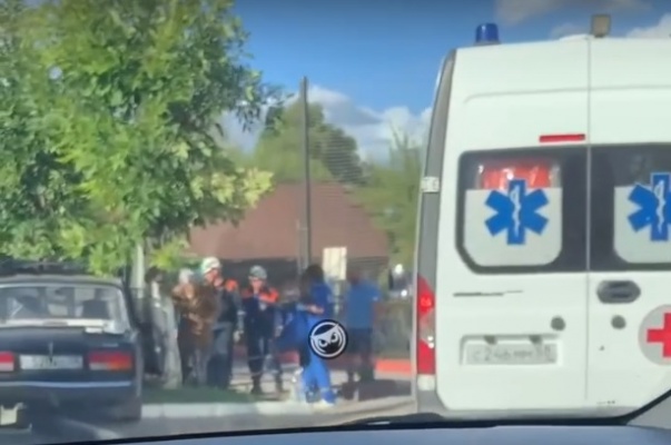 Два человека пострадали при ударе автомобиля о дерево в Пензе