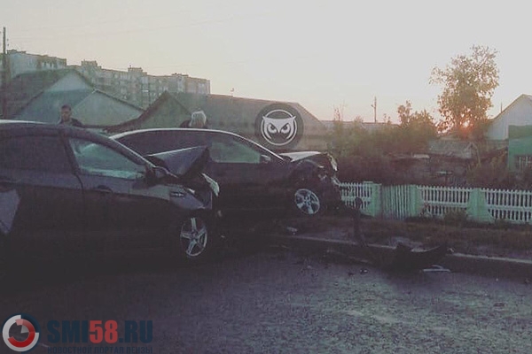 В пензенской Терновке две машины в ДТП едва не угодили в забор дома