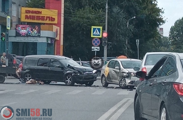 В Пензе «Ларгус» с прицепом врезался в «Яндекс.Такси»