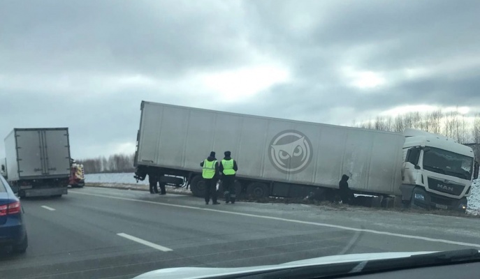 В Сосновоборском районе фура слетела с обледеневшей трассы