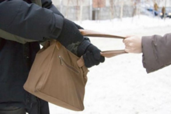 sred-belogo-dnya-na-ulitse-kalinina-neizvestnyy-napal-na-zhenshchinu-i-otobral-sumku